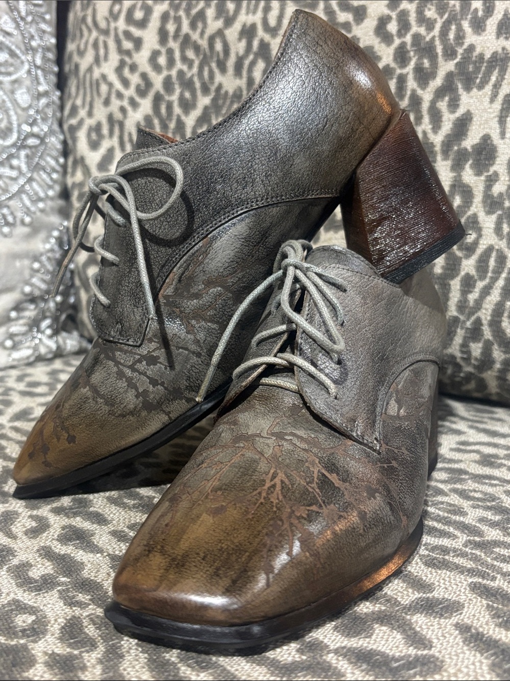 L’Artiste fury heeled Oxford lace up metallic gray/brown square toe wet look 7.5